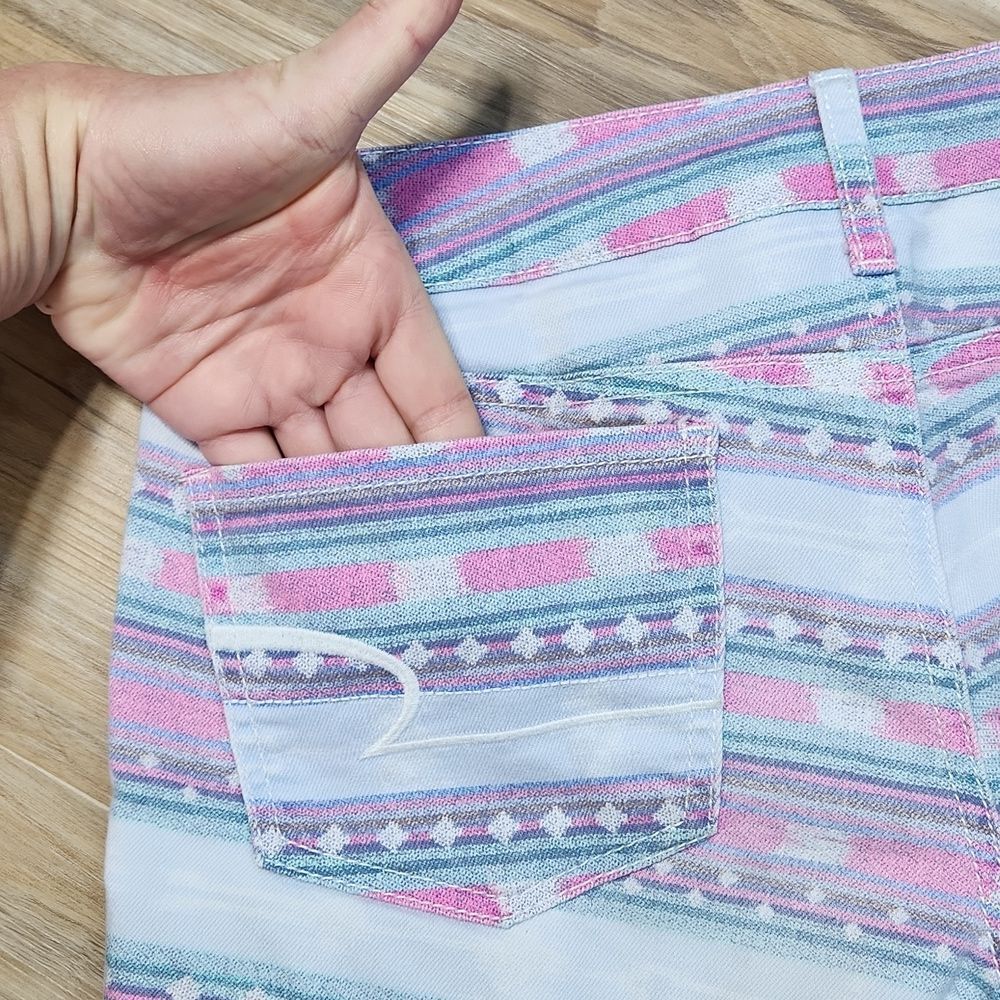 🔹️American Eagle Pink & Blue Aztec Print Raw Hem Shorts Size 4 - Picture 6 of 10